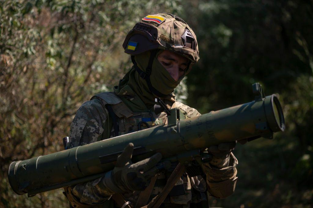 Un soldado colombiano manejando un lanzamisiles