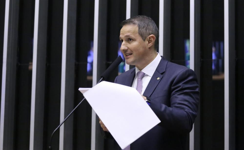 Derrite segura papel na tribuna da Câmara enquanto fala