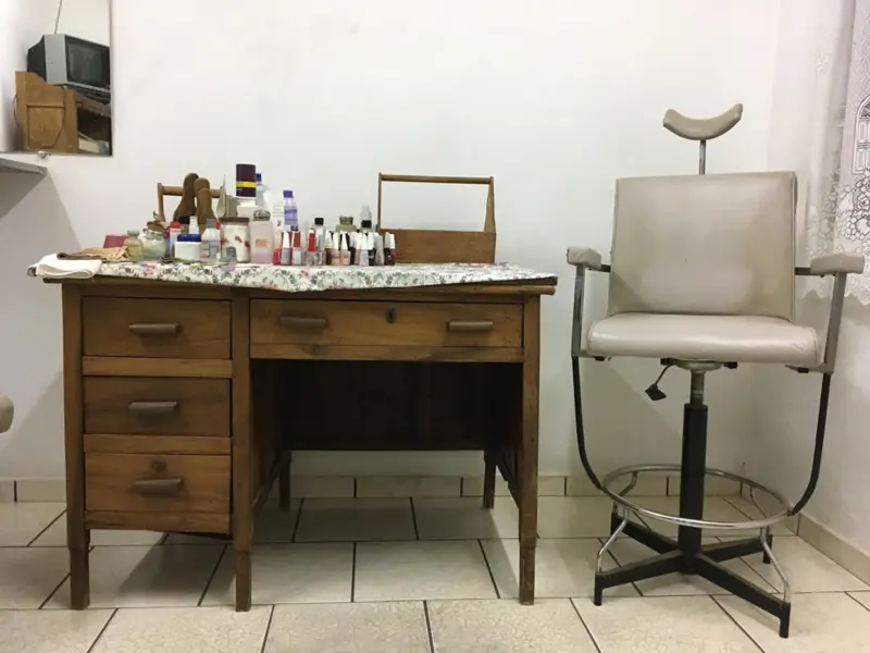 Waldirene foi manicure durante toda a vida; formada em contabilidade, ela n&atilde;o p&ocirc;de trabalhar na &aacute;rea por ter sido proibida de alterar o nome de nascimento 