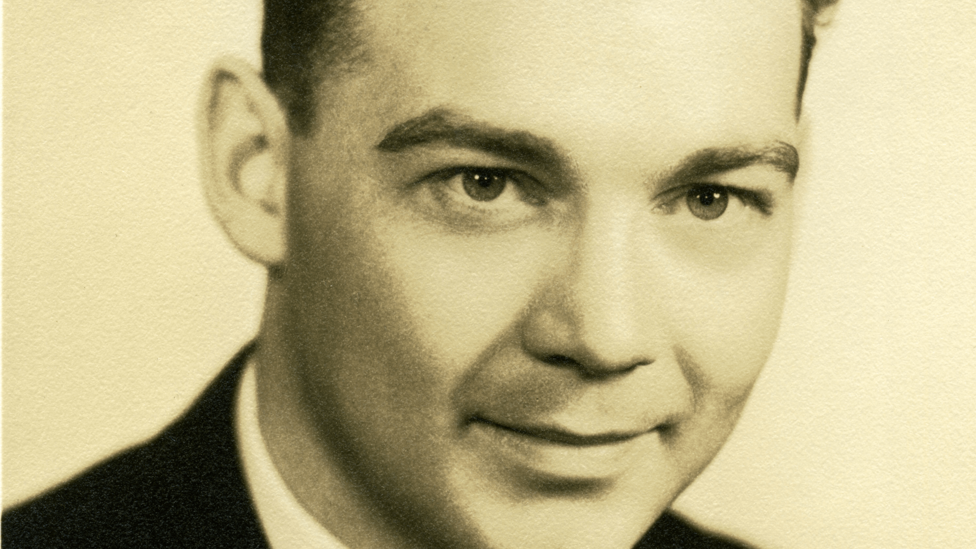 Foto en color sepía del Douglas M. Kelley