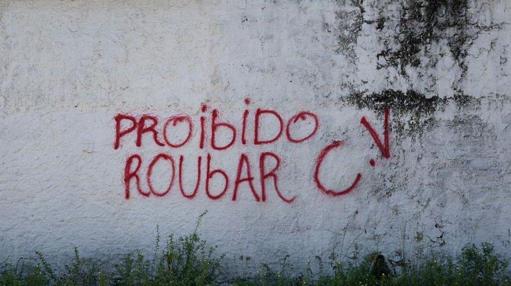 Un grafiti en una pared firmado por el Comando Vermelho dice en portugués "prohibido robar".