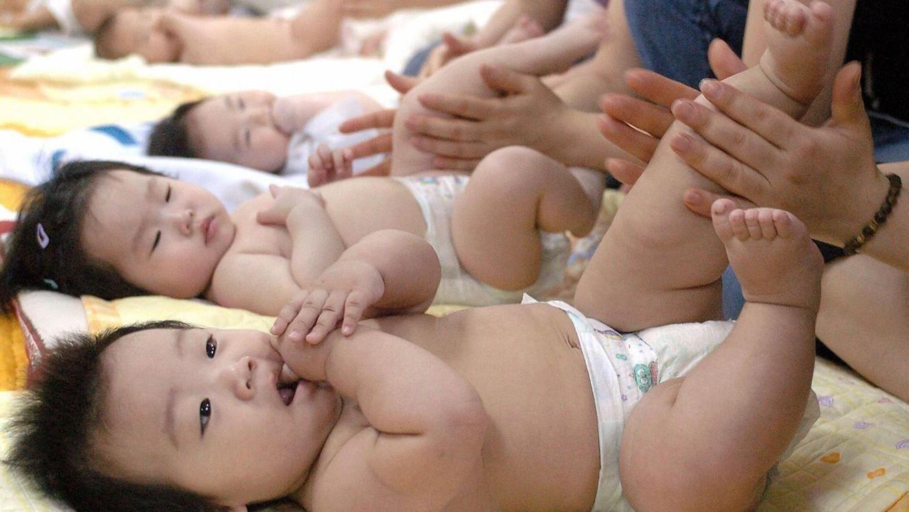 Las madres surcoreanas practican el masaje de sus bebés durante un programa de capacitación en un centro de salud pública en Seúl.