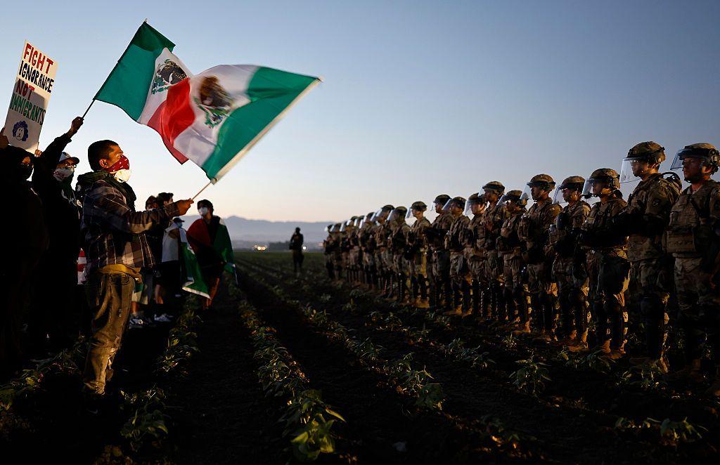 Manifestantes frente a elementos de la Guardia Nacional en Camarillo