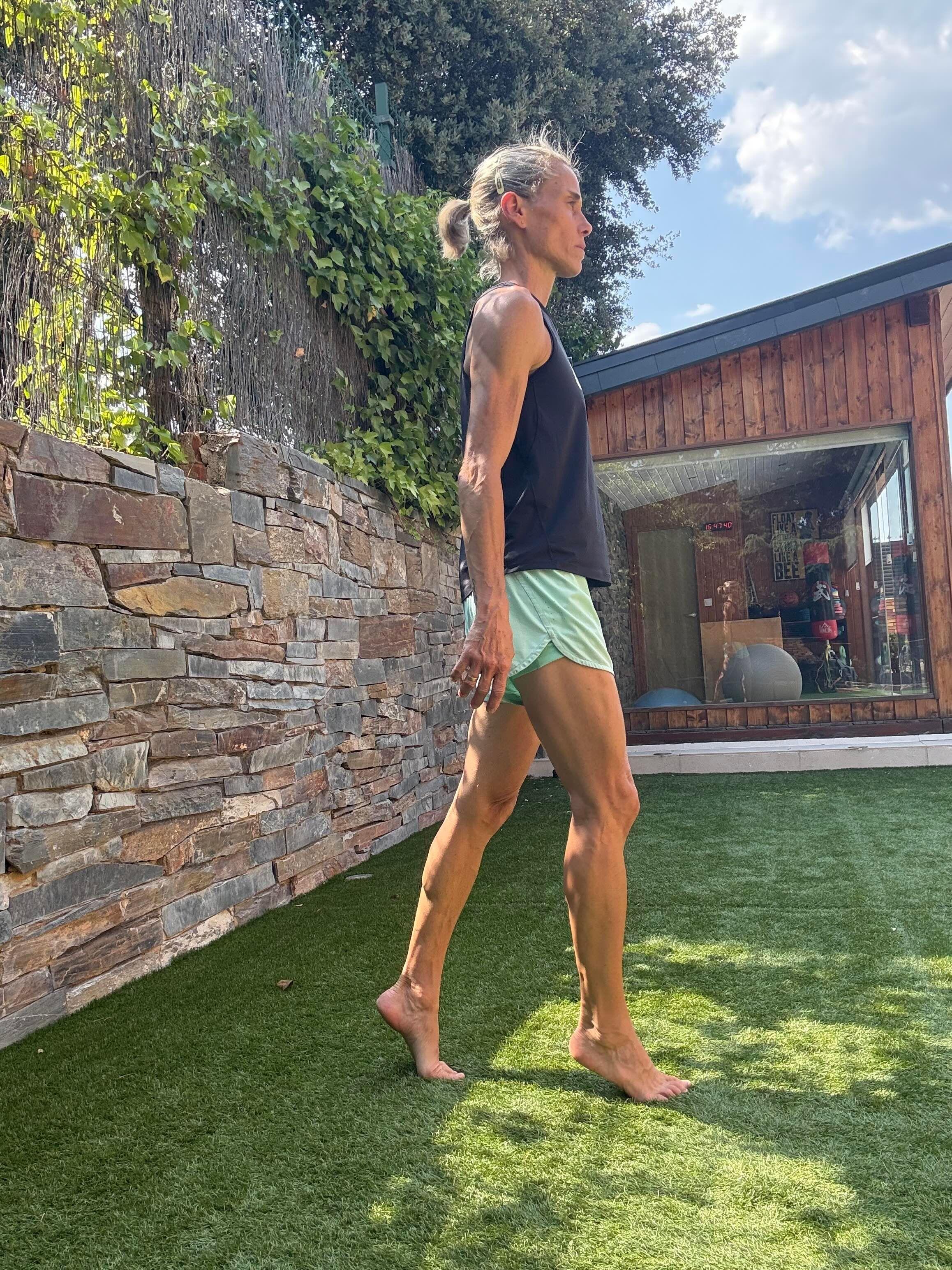 Alicia García muestra como caminar en puntillas