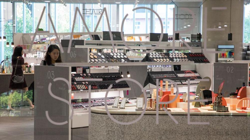 2018년 9월 12일, 서울 아모레퍼시픽 본사 매장에서 고객들이 화장품을 둘러보고 있다.