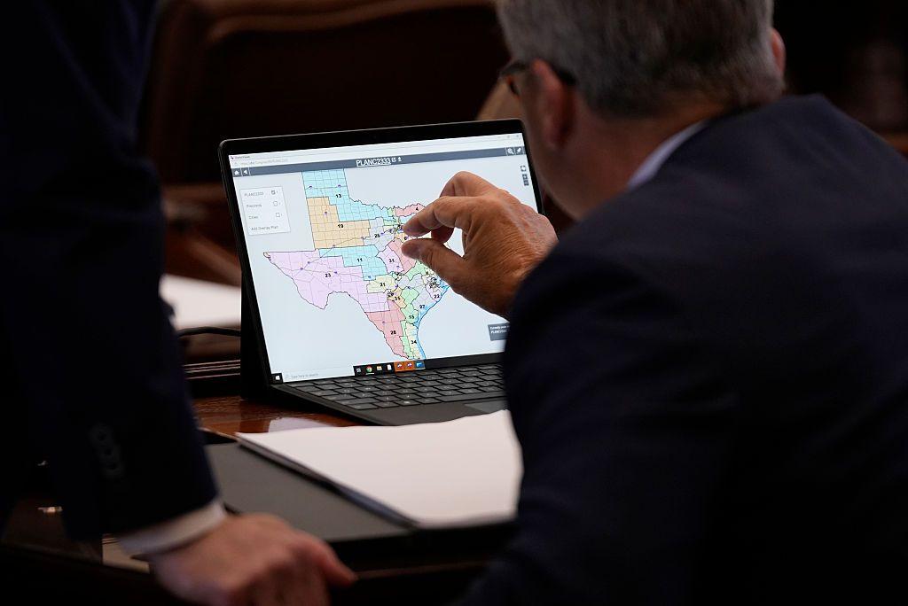 Los legisladores estatales de Texas observan los mapas de redistribución congressional durante el debate de un plan de redistribución congressional en el Capitolio en Austin, miércoles, 20 de agosto de 2025. (Jay Janner/The Austin American-Statesman a través de Getty Images)