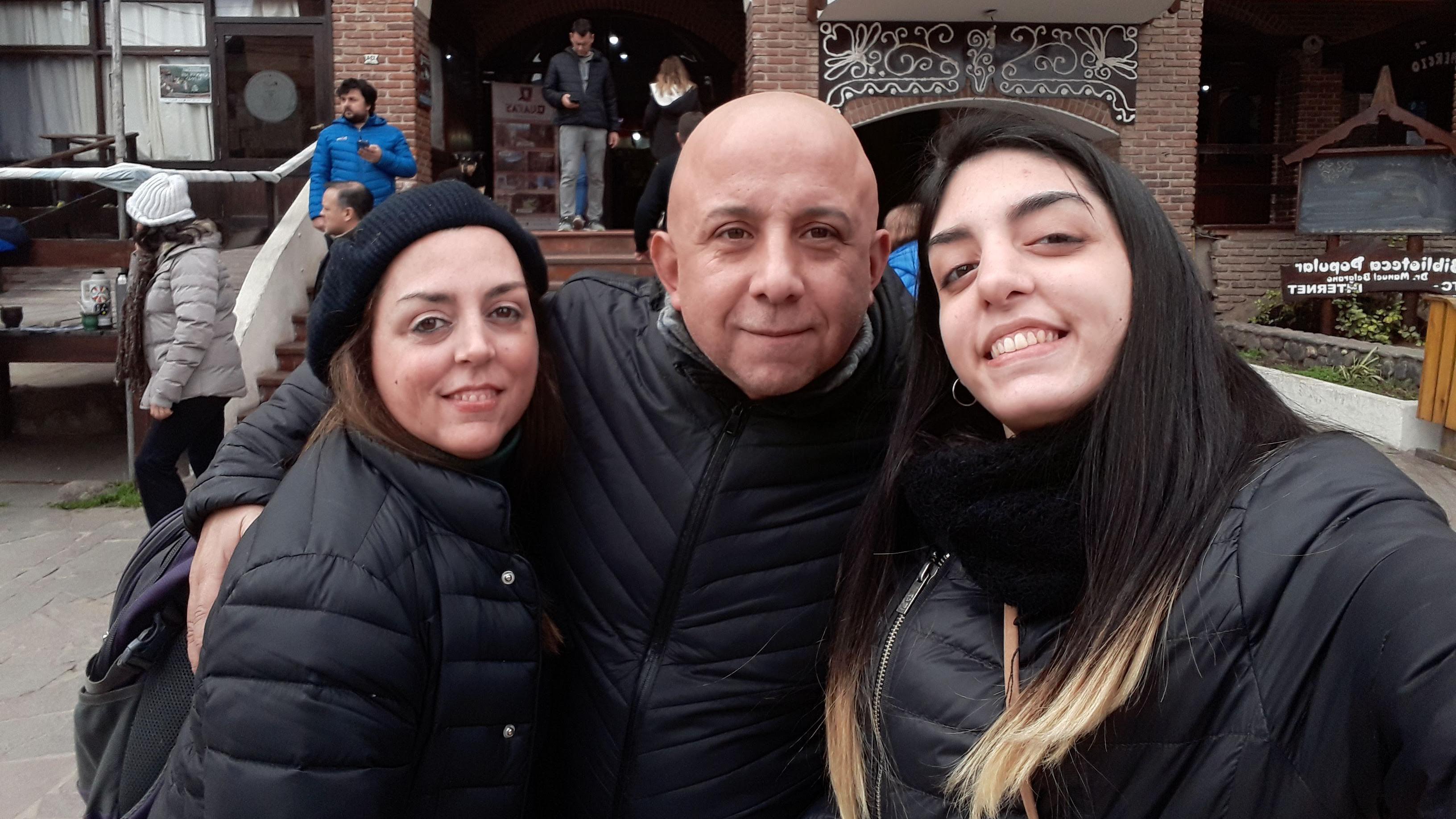 Una mujer, su pareja hombre y la hija de ambos