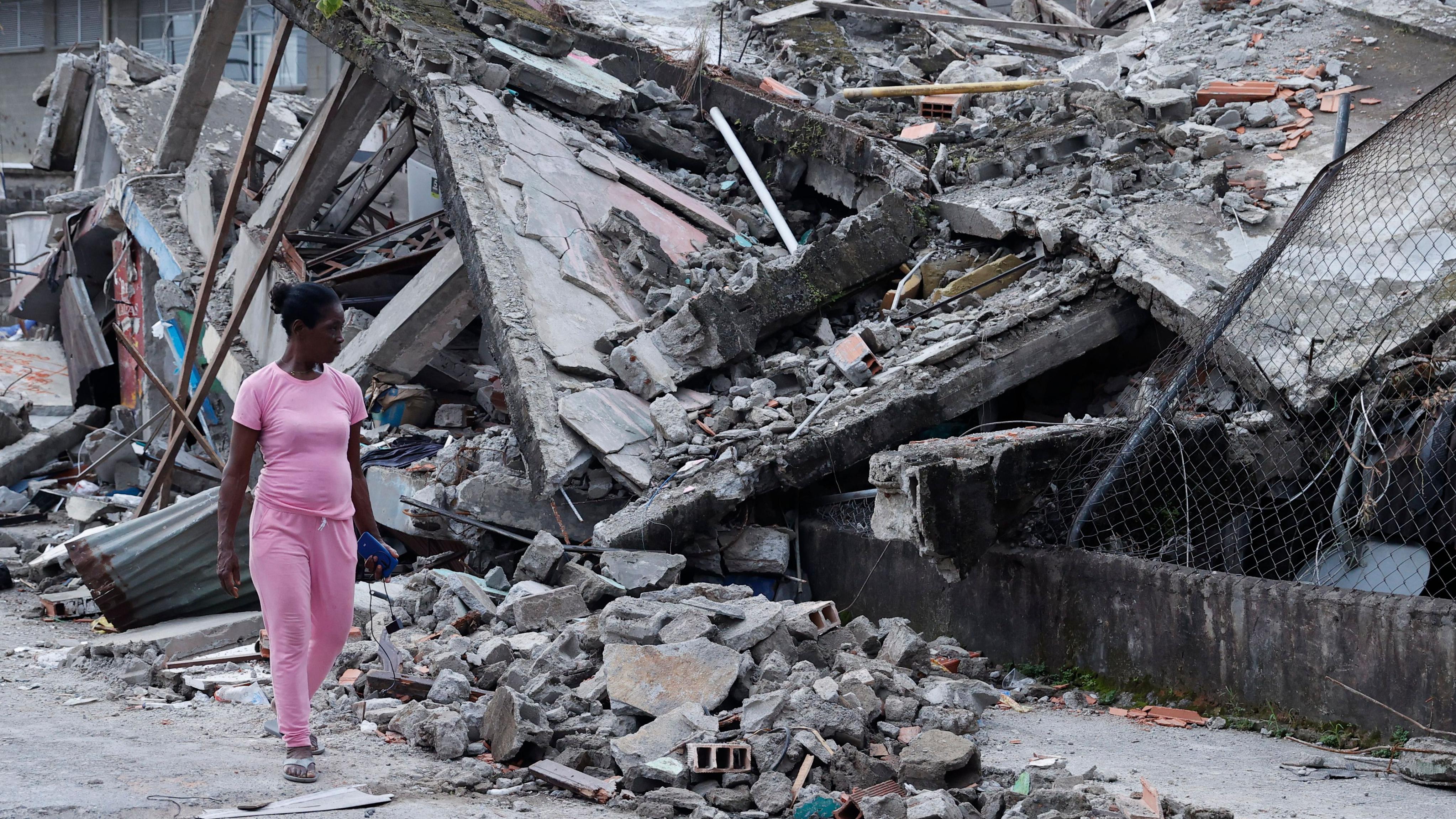 Una mujer camina frente a un edificio destruido por el terremoto en Quibdó, Colombia, el 12 de agosto de 2026
