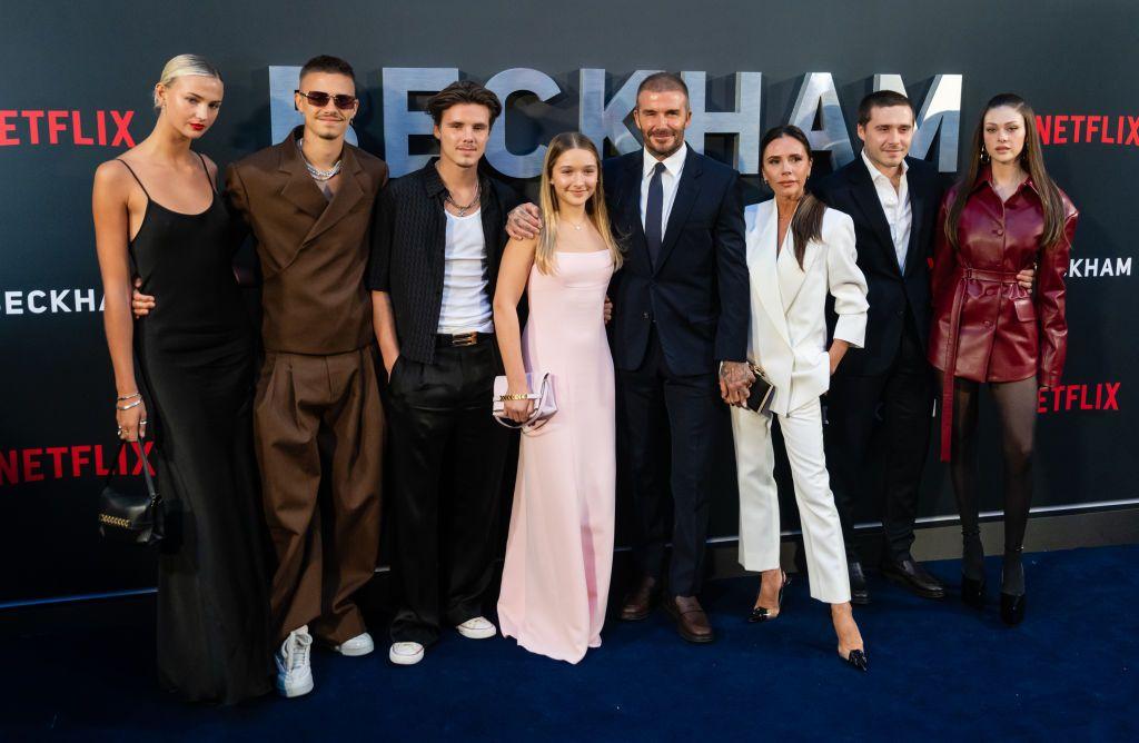 (De izquierda a derecha) Mia Regan, Romeo Beckham, Cruz Beckham, Harper Beckham, David Beckham, Victoria Beckham, Brooklyn Beckham y Nicola Peltz asisten al estreno británico de la película "Beckham" de Netflix en The Curzon Mayfair el 3 de octubre de 2023 en Londres, Inglaterra. 