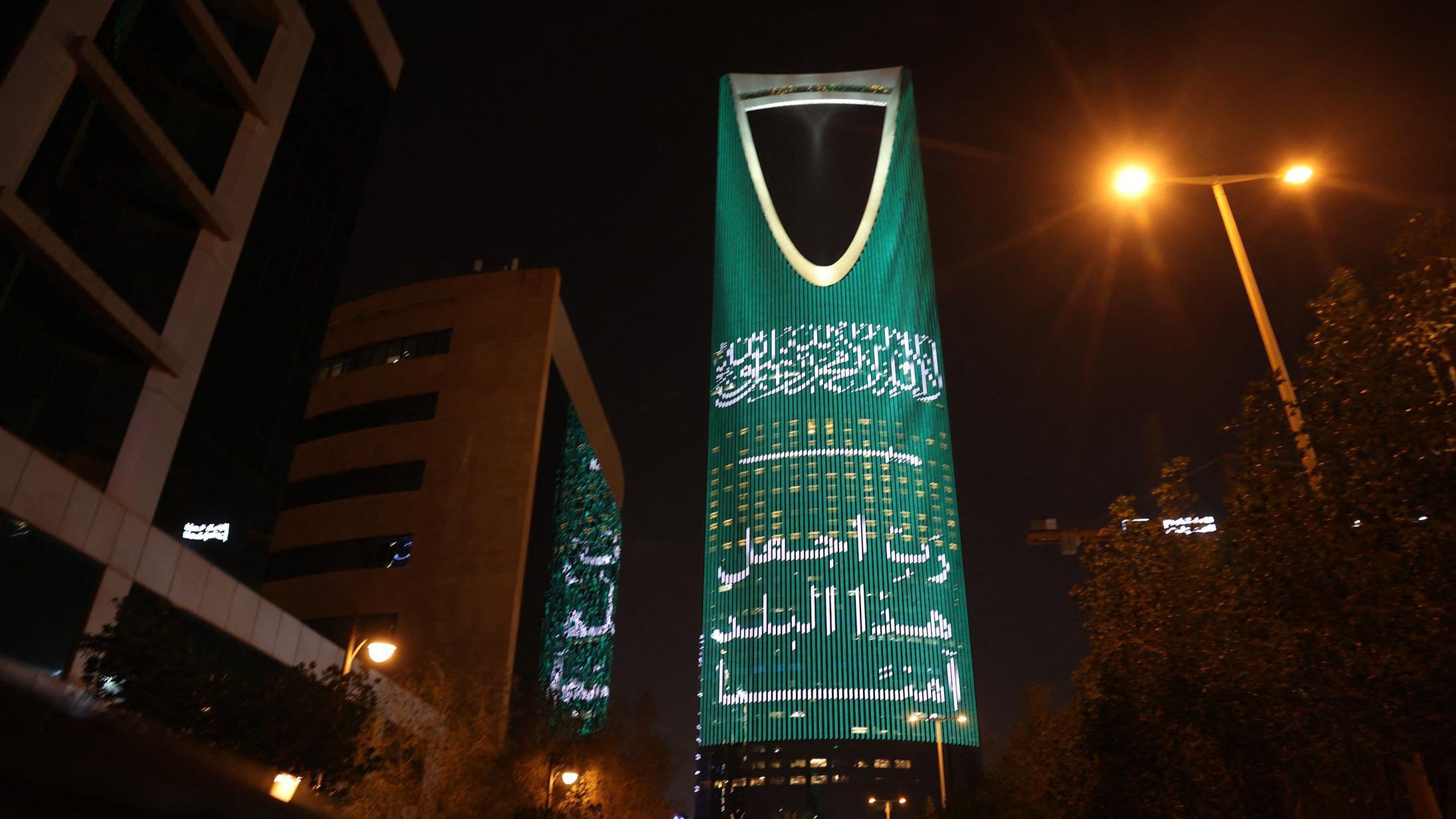 أُضيئت ناطحة سحاب في العاصمة السعودية الرياض بعبارة "يا رب، اجعل هذا البلد آمناً". وكانت الولايات المتحدة وإسرائيل قد شنتا غارات جوية على إيران في 28 فبراير/شباط