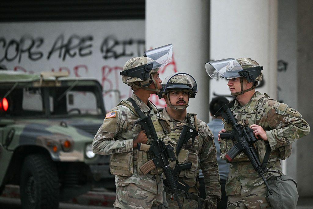 Miembros de la Guardia Nacional de California vigilan fuera del Edificio Federal Edward R. Roybal en la mañana del 10 de junio de 2025, tras otro día de protestas en respuesta a las operaciones federales de inmigración en Los Ángeles. (Foto por RONALDO SCHEMIDT / AFP) (Foto por RONALDO SCHEMIDT/AFP a través de Getty Images)