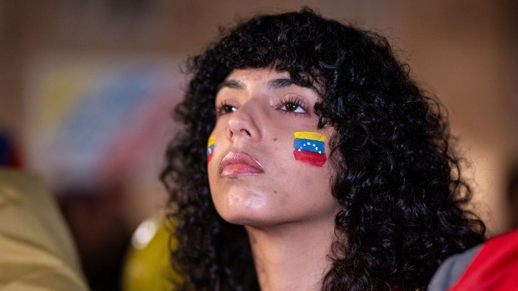 Una joven venezolana en una protesta en España.
