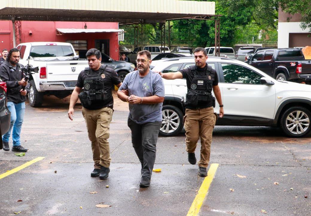 Foto de Marcos sendo preso pela pol&iacute;cia paraguaia