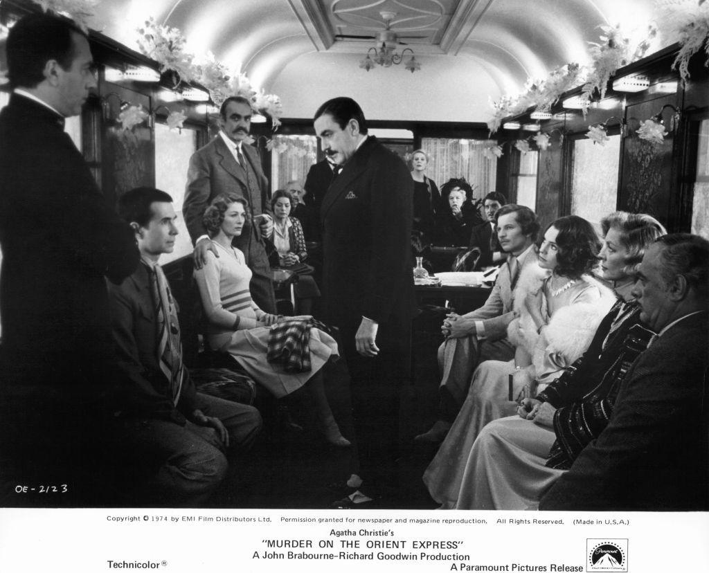 أغاثا كريستي "ملكة الجريمة" الأعلى مبيعاً في التاريخ 2 مشهد من فيلم "جريمة قتل في قطار الشرق السريع"، وفي الوسط يقف الممثل ألبيرت فيني وهو يؤدي دور المحقق هيركيول بوارو