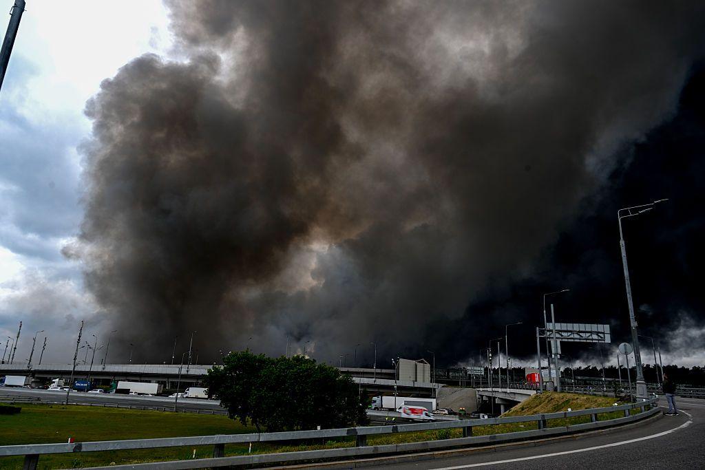 Humo tras carretera en Moscú