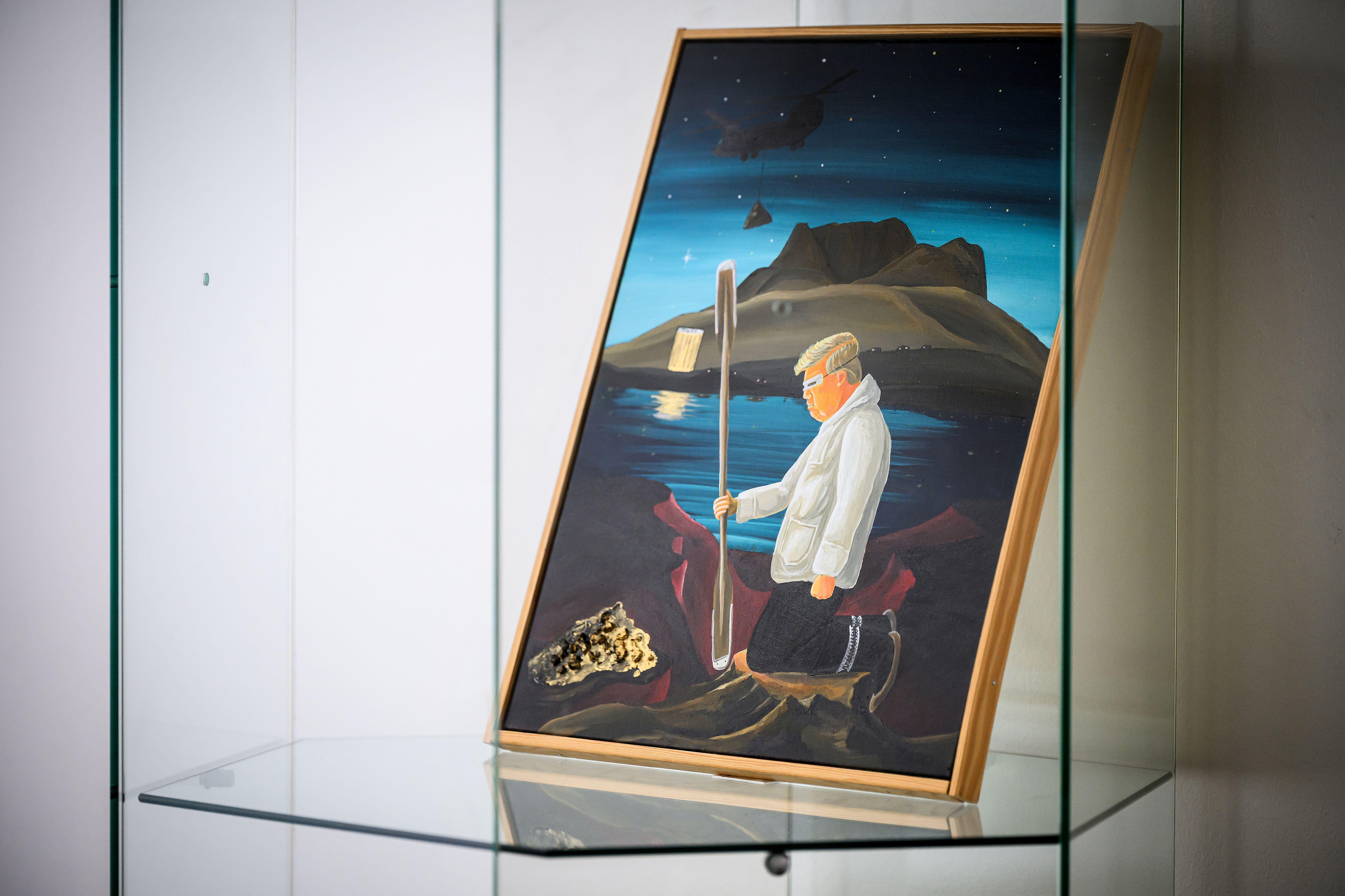 عمل للفنان الغرينلندي كريستيان "كيتو" كريستيانسن يُعرض في نوك، بالتزامن مع زيارة وفد أميركي للجزيرة.