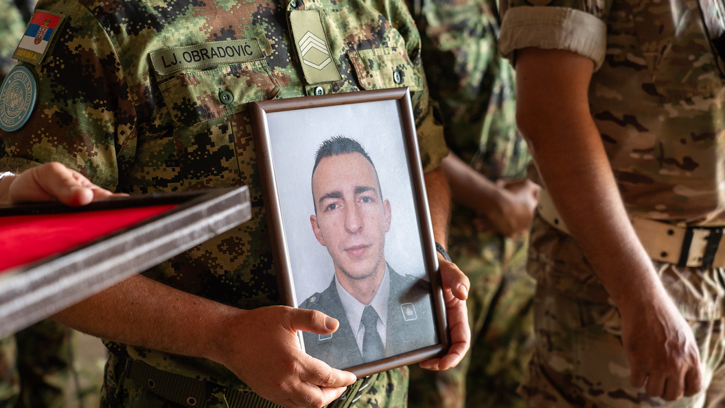 Dan žalosti u Kraljevu, sahrana UN vojnika iz Srbije poginulog na jugu Libana 1 Muškarac drži fotografiju poginulog vojnika