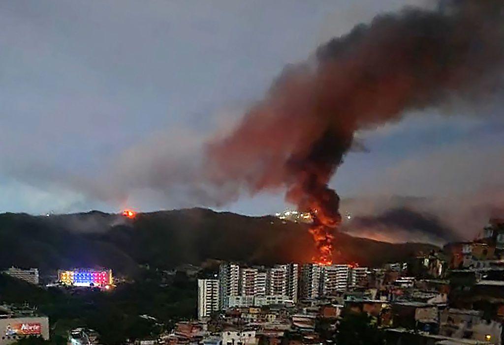 Incendio en Fuerte Tiuna, el mayor complejo militar de Venezuela, visto a distancia tras una serie de explosiones en Caracas el 3 de enero de 2026.
