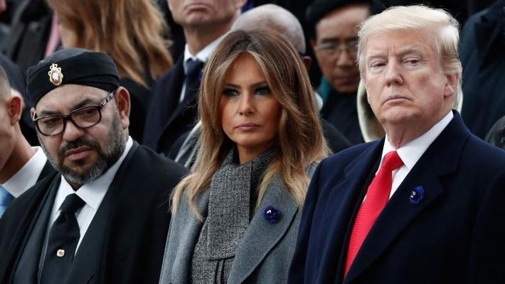 El rey Mohamed VI, Melania Trump y Donald Trump en un acto en París en 2018