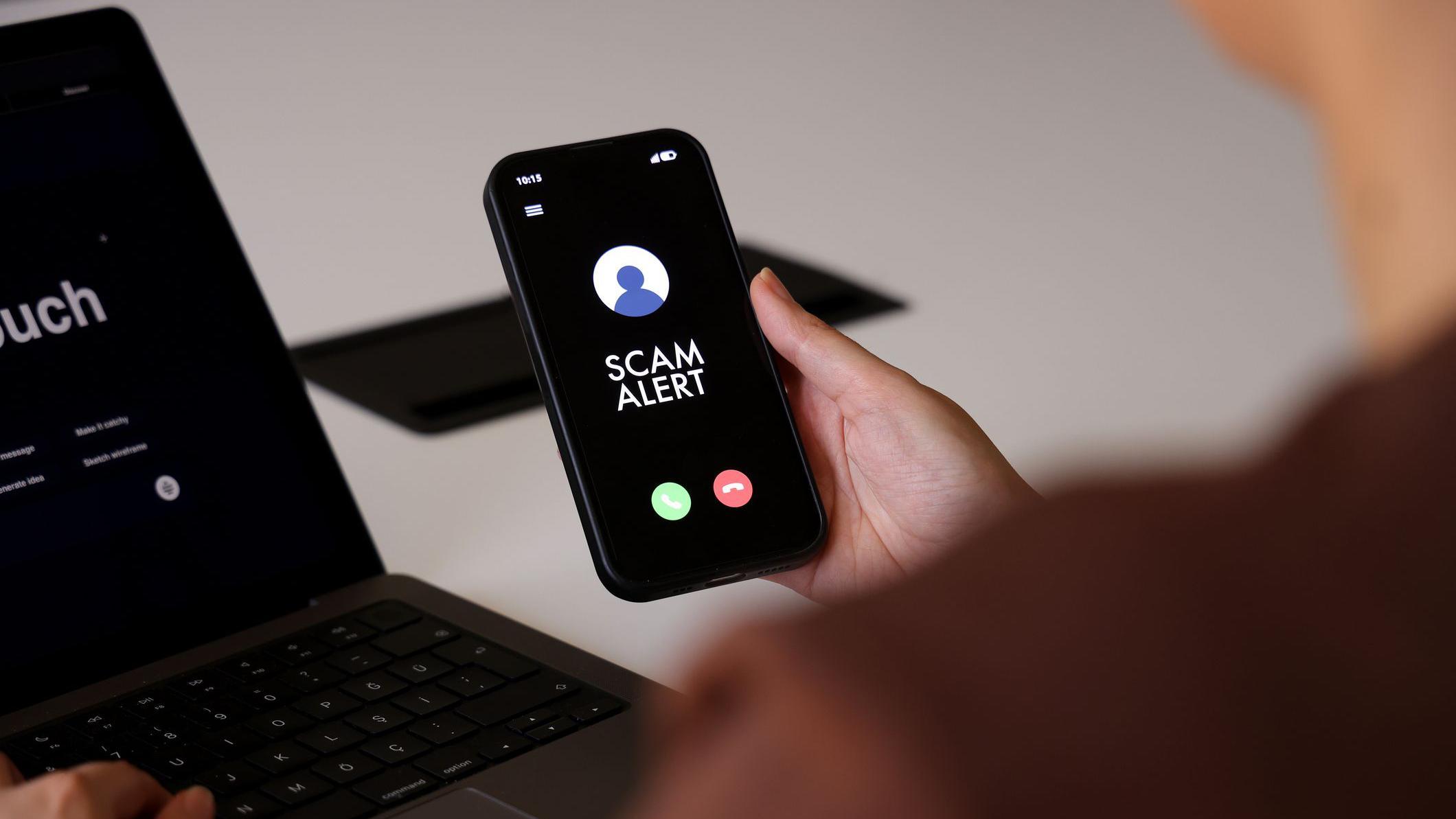 رجل يحمل هاتفاً محمولاً.