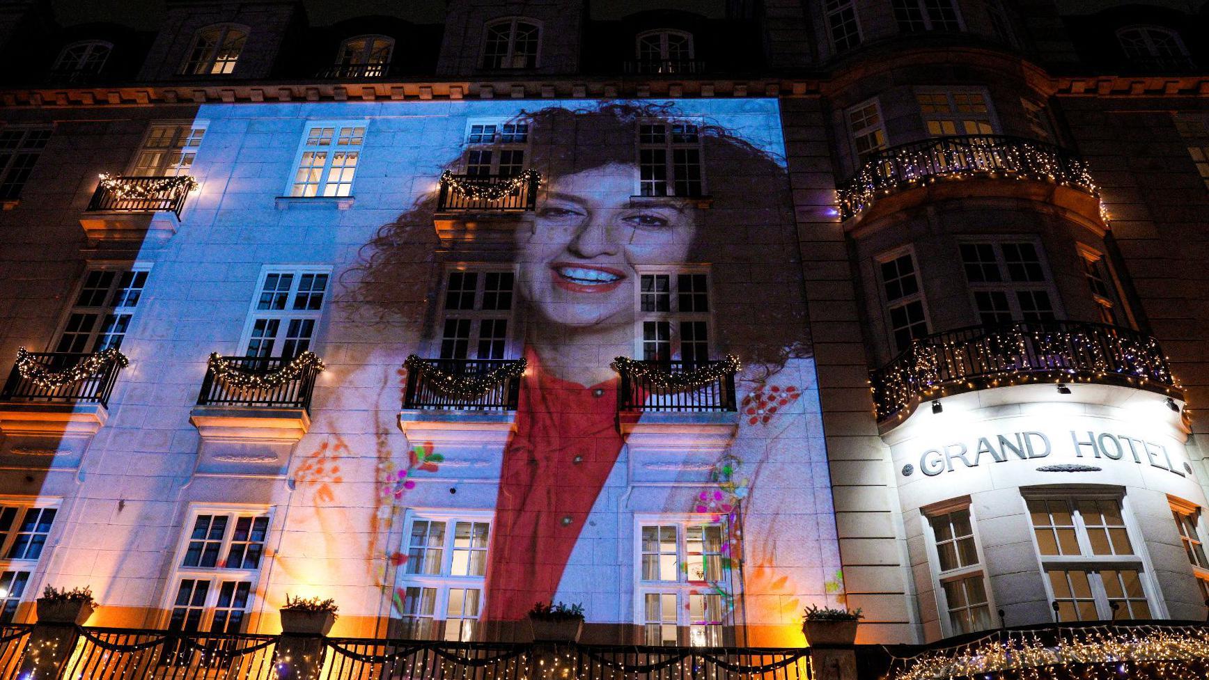 En en el Grand Hotel del centro de Oslo, se proyecta una imagen de Narges Mohammadi, ganadora del Premio Nobel de la Paz, antes del banquete del Premio Nobel de la Paz.