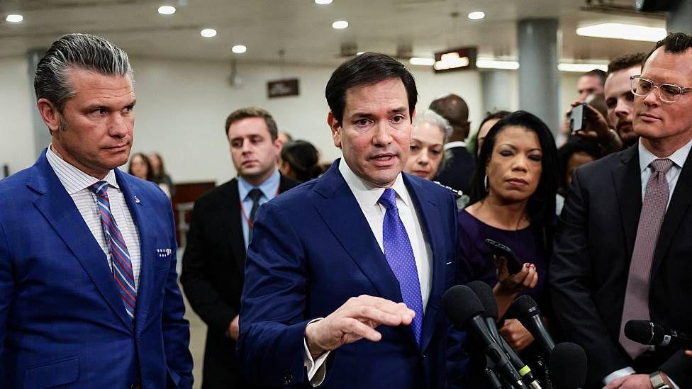 Rubio habla con la prensa a la salida de una sesión de información sobre Venezuela en el Congreso. A su izquierda se ve al secretario de Defensa, Pete Hegseth