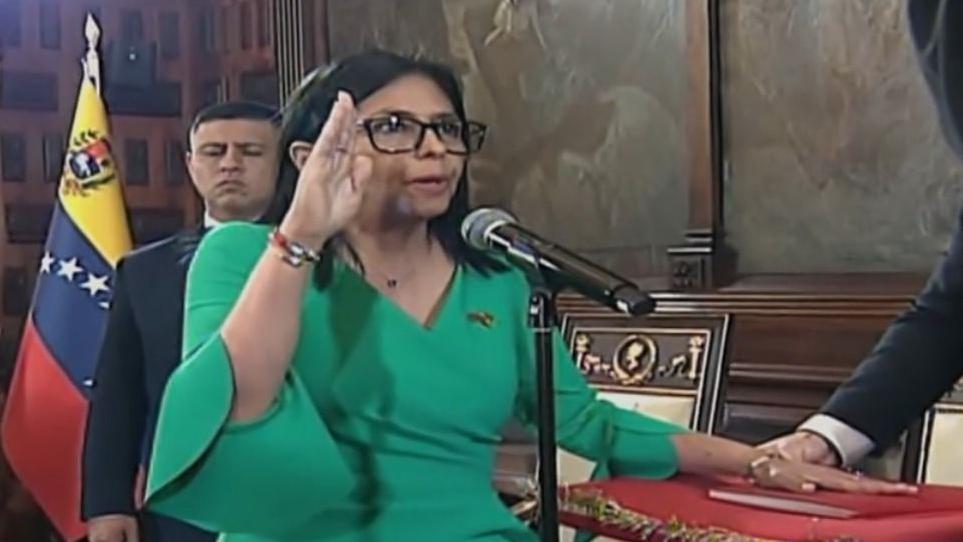Delcy Rodríguez, con vestido verde y la mano alzada, jura su cargo de presidenta encargada de Venezuela el lunes 5 de enero de 2026