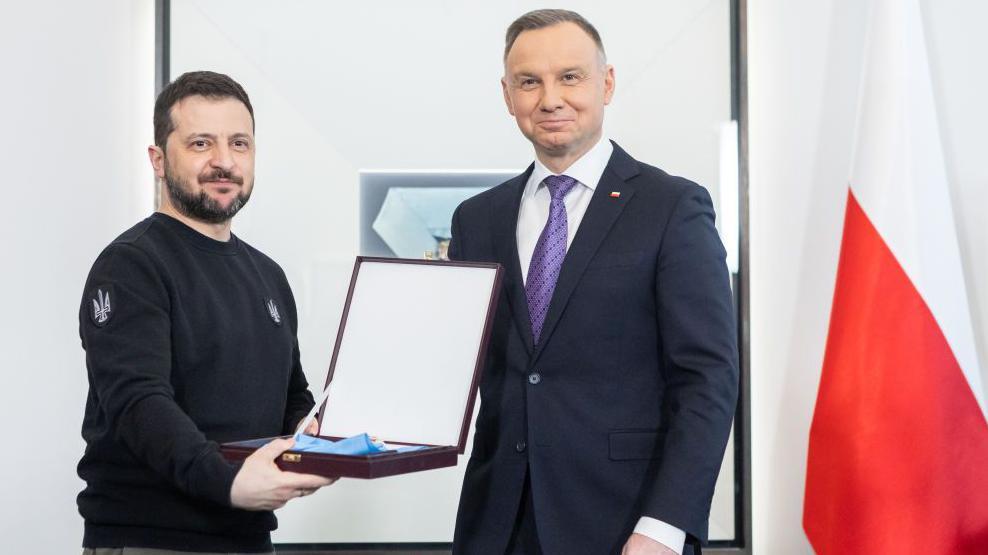 Za Poljake 'banditi i ubice', za Ukrajince heroji: Kako je Zelenski naljutio Varšavu 3 Zelenski prima orden od Dude