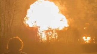 En enero, un ataque con drones contra la refinería de petróleo de Riazán, cerca de Moscú, provocó una enorme explosión que obligó a suspender temporalmente las operaciones. En la imagen, un hombre observa cómo una bola de fuego sale disparada de la refinería, situada a poca distancia. 