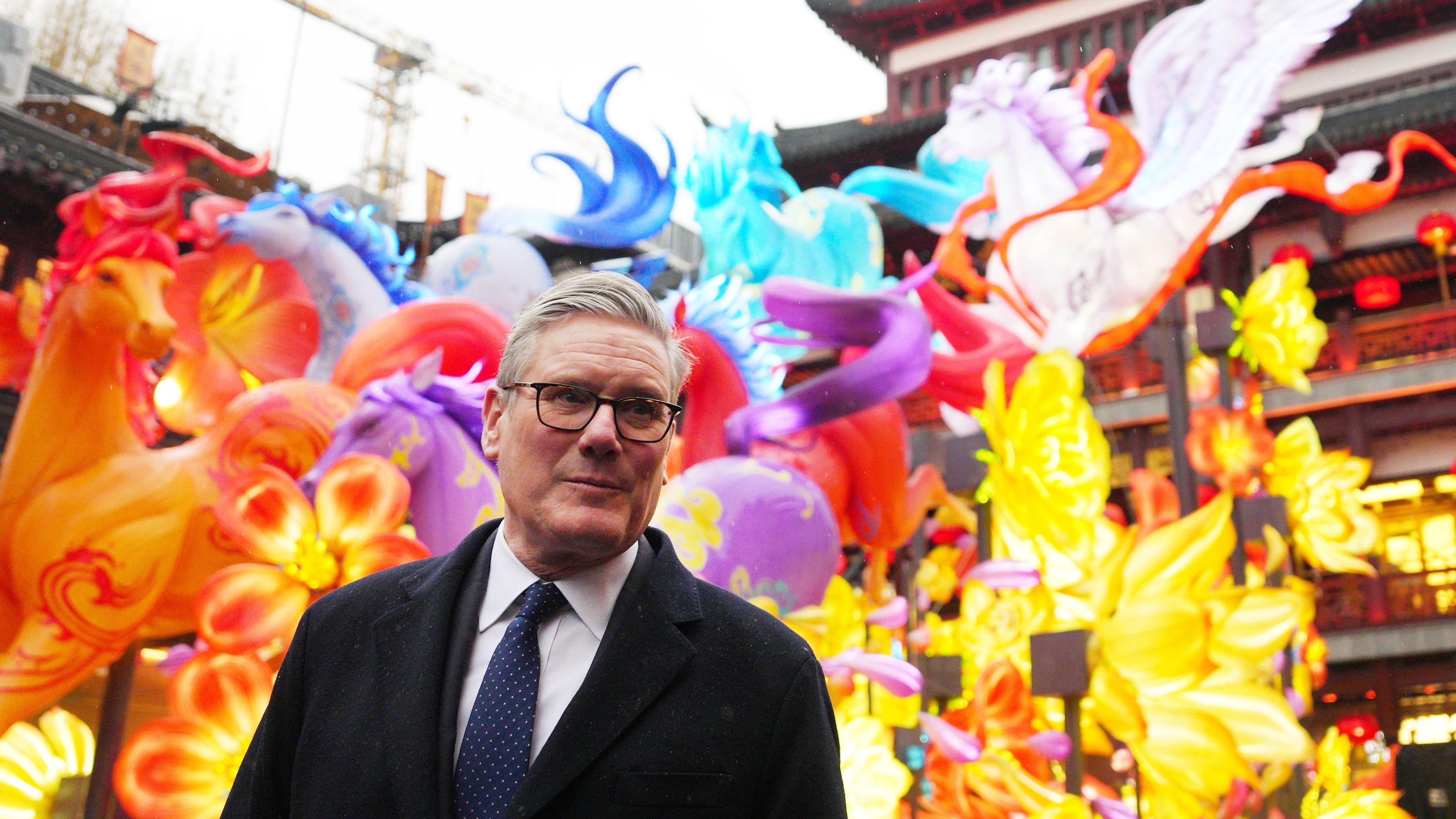 施紀賢爵士參觀上海豫園，在一組飛馬花燈前留影（30/1/2026）