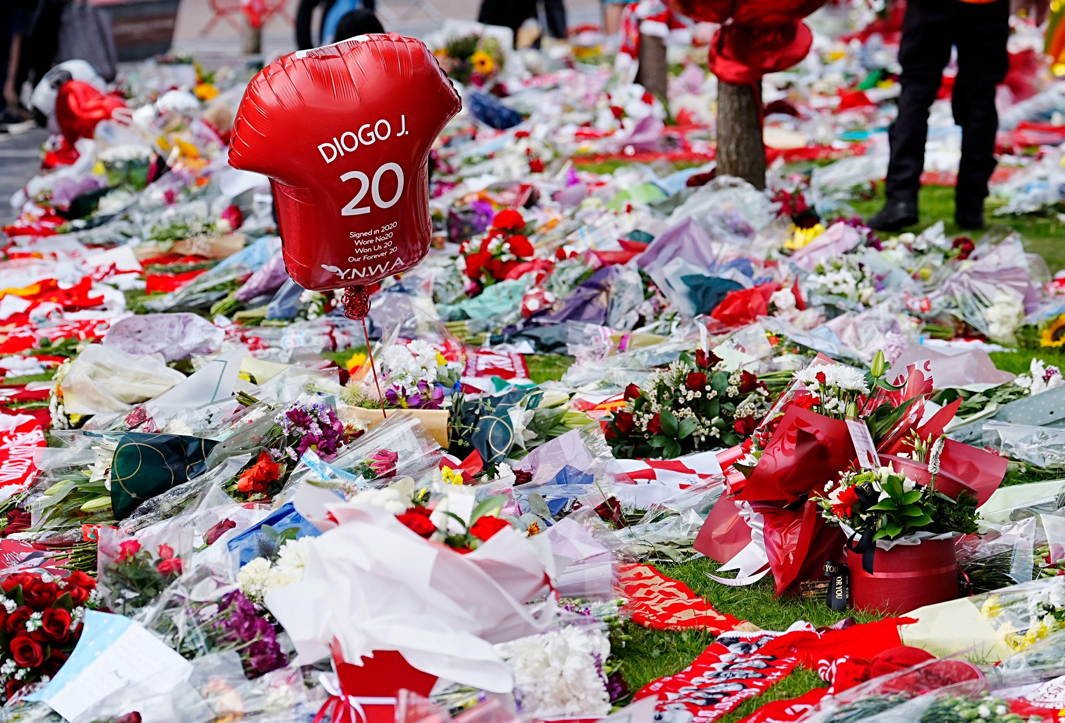 Despliegue floral en Anfield, Liverpool, en homenaje a Diogo Jota