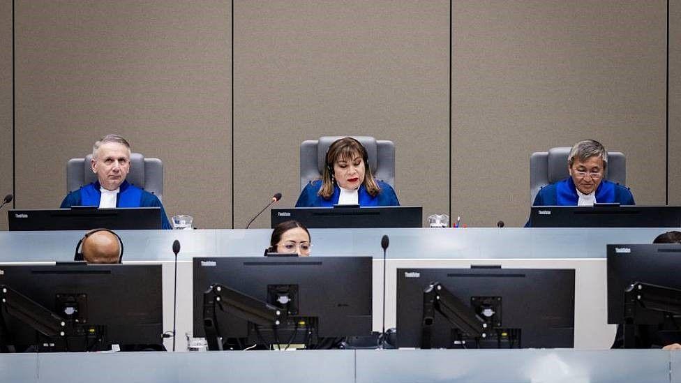 Jueza Ibñañez Carranza junto a otros dos jueces durante la audiencia para leer la decisión de una apelación sobre la libertad provisional del expresidente filipino Rodrigo Duterte