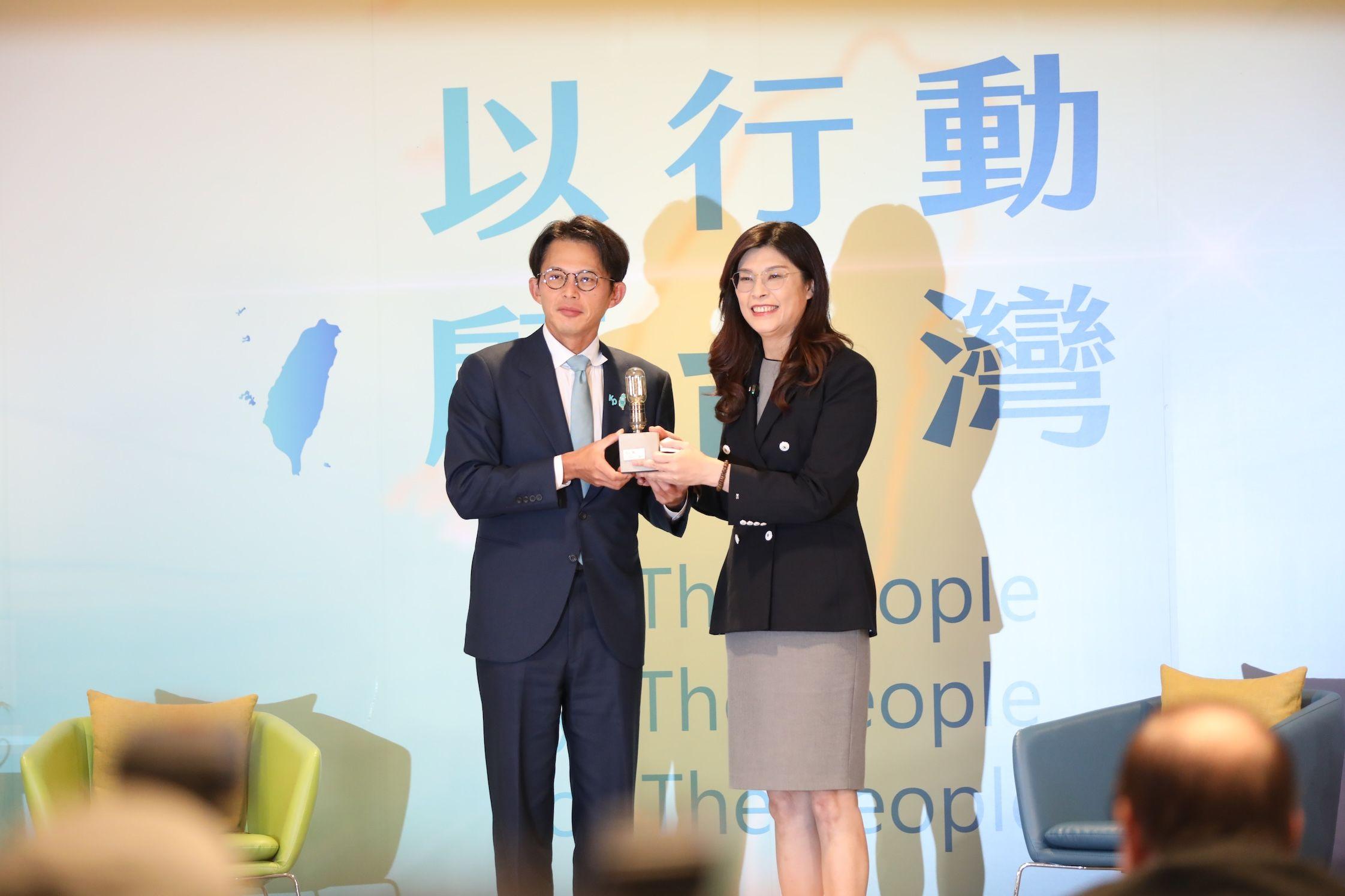 圖為民眾黨主席黃國昌與國民黨主席鄭麗文2025年11月出席活動的合照。