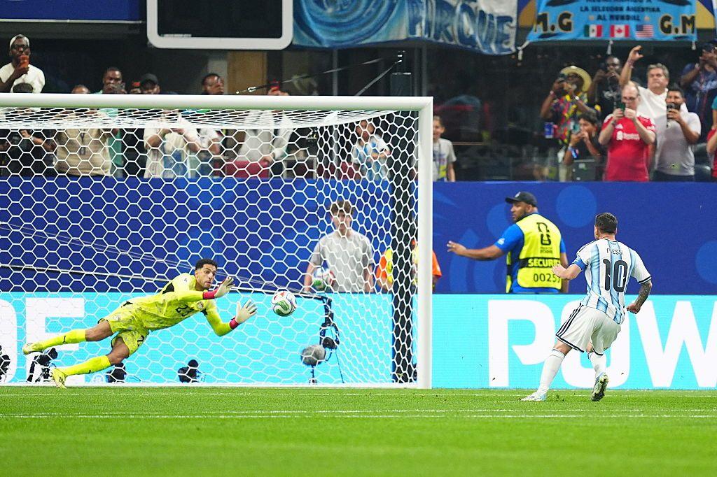 Goleiro do Egito defendendo p&ecirc;nalti de Messi