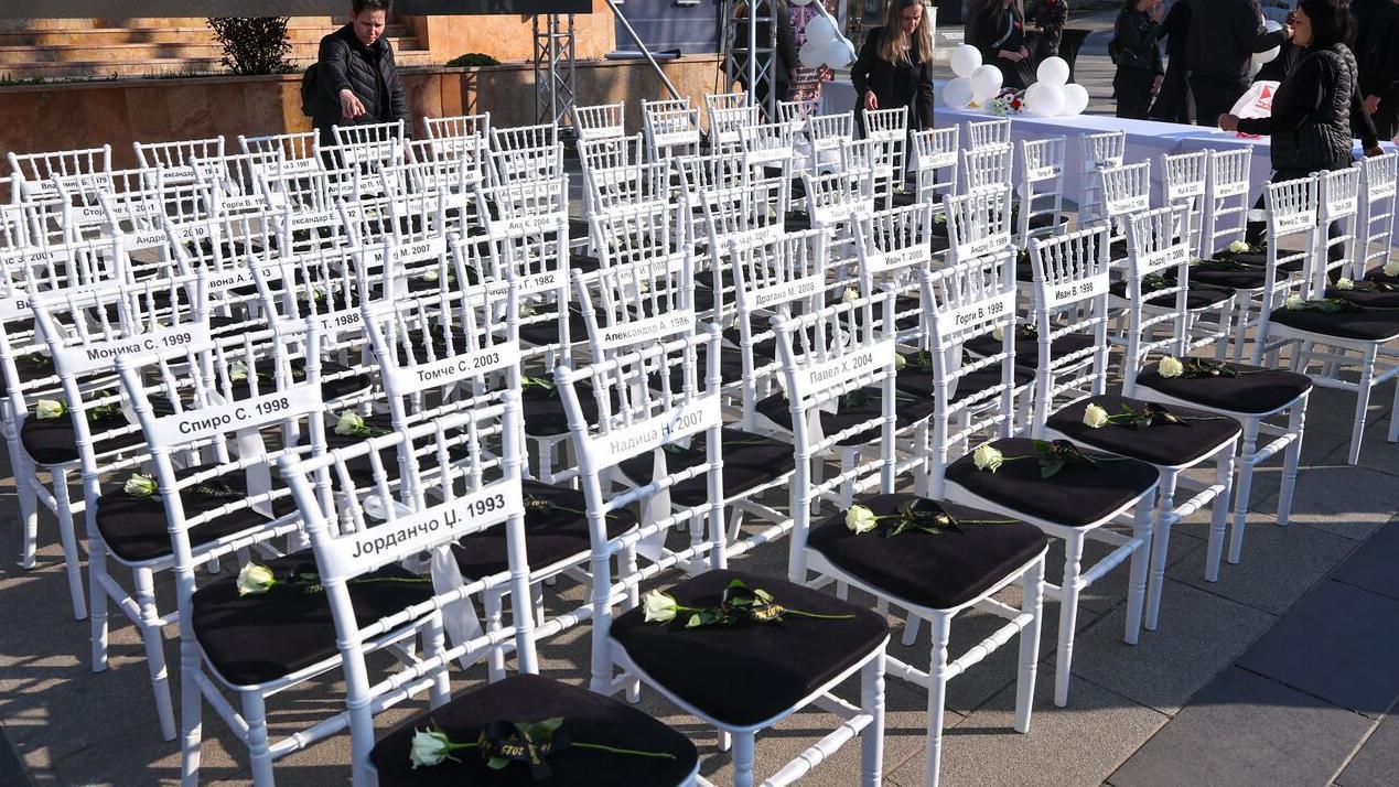63 bele stolice na svakoj bela ruža i imena žrtava požara u Kočanima