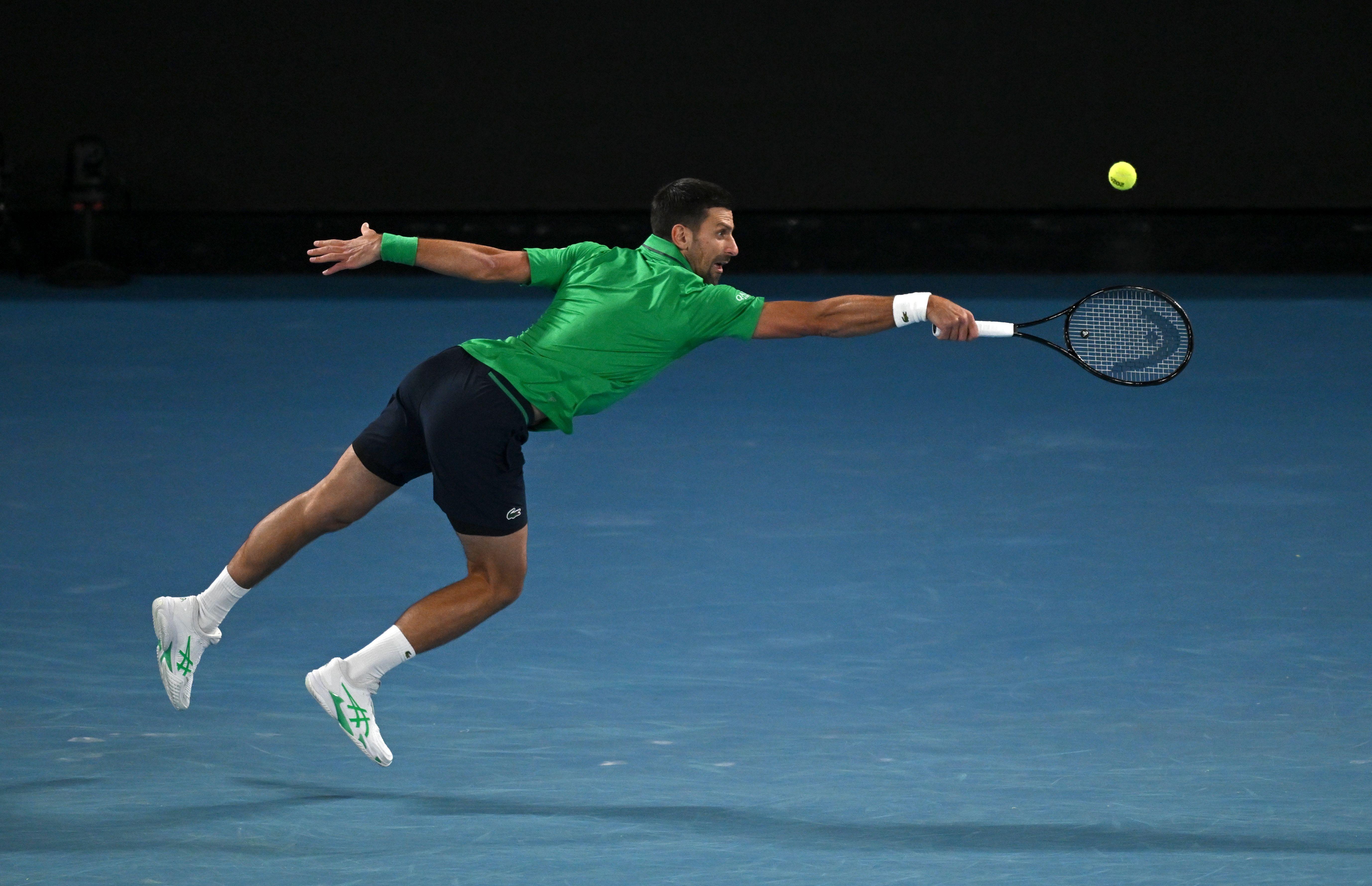 novak đoković se baca za lopticu