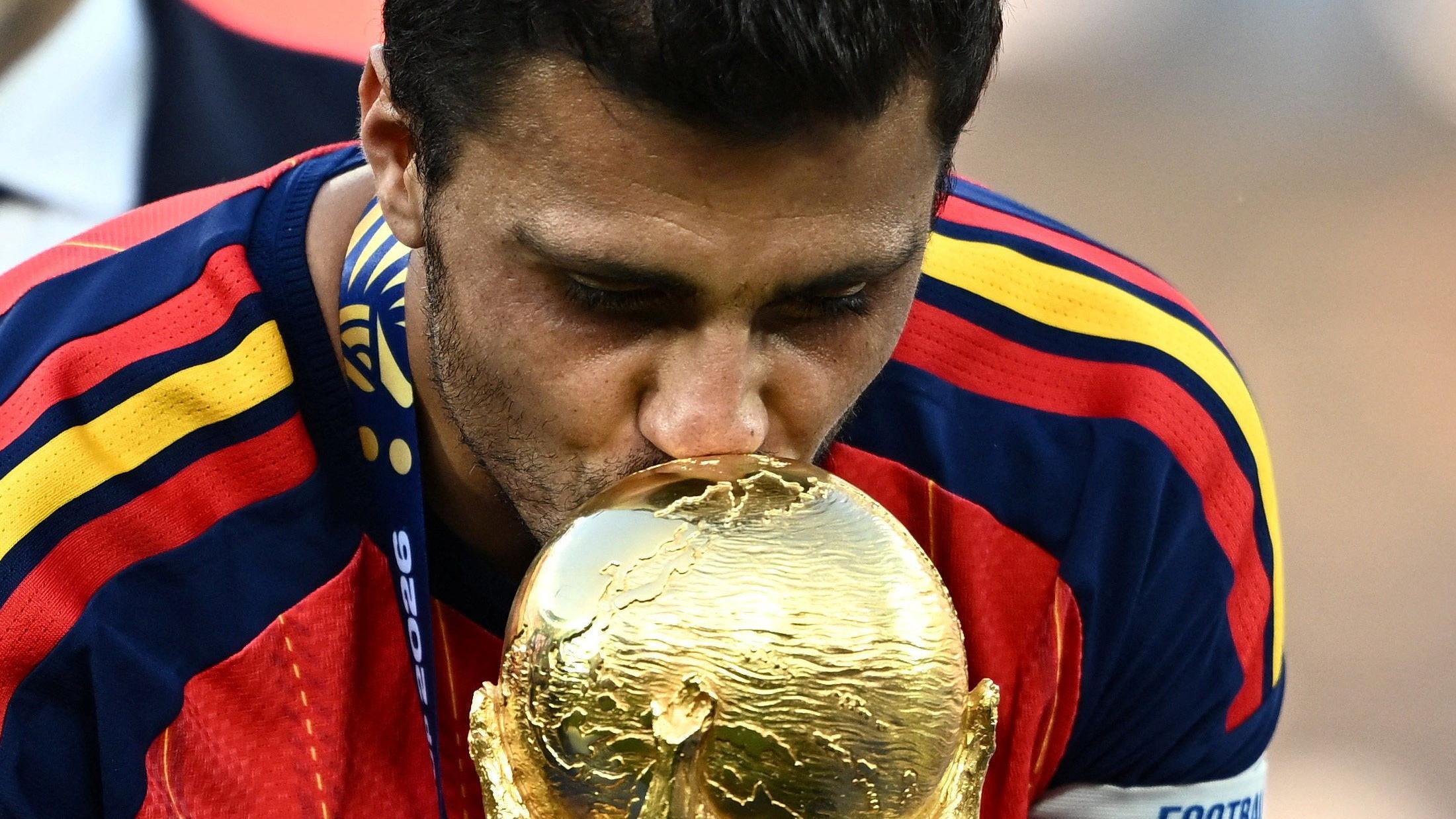 Rodri, fudbaler koji je 'prešao igricu' 1 Rodri ljubi trofej prvaka Mundijala