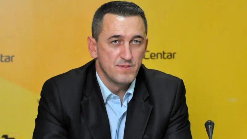 Nenad Rašić na konferenciji za medije u Medija centru u Beogradu u tamnom odelu i svetlo plavoj jakni