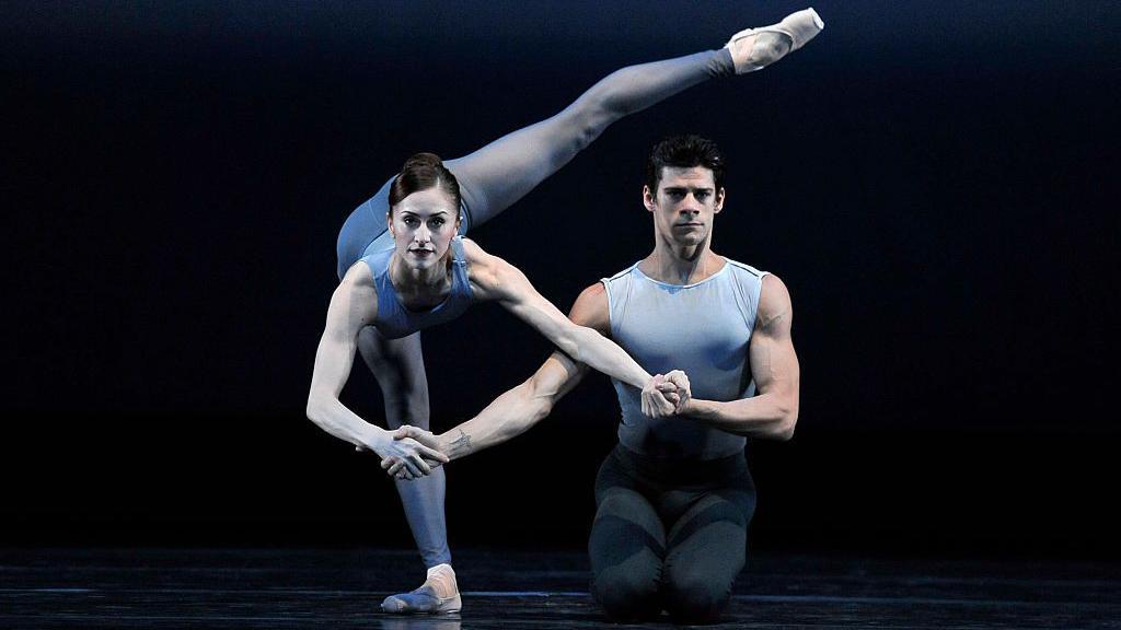 Marianela Núñez y Thiago Soares en la producción del Royal Ballet de After the Rain de Christopher Wheeldon en la Royal Opera House Covent Garden de Londres. (Foto de robbie jack/Corbis vía Getty Images)
