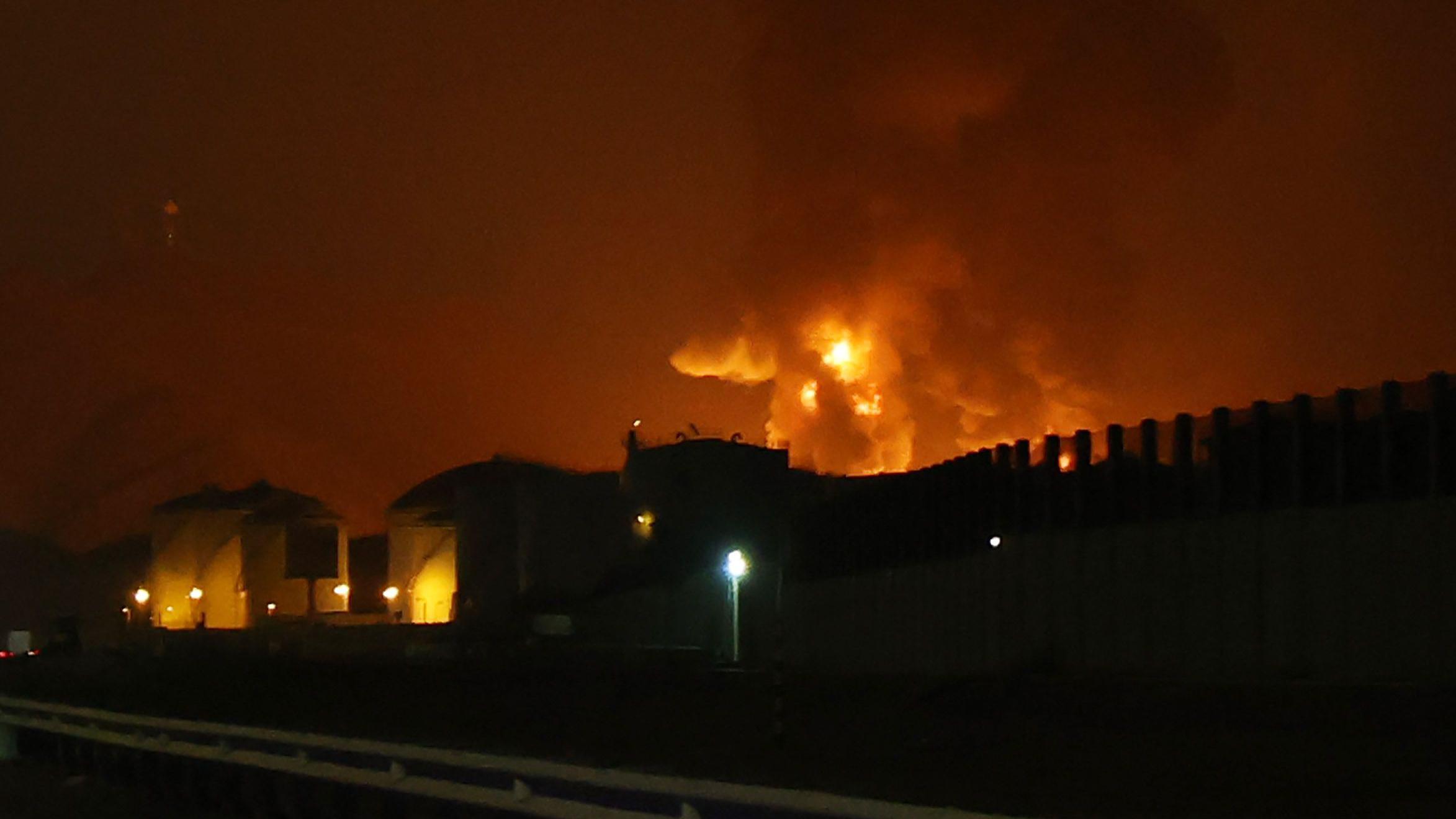 تتصاعد ألسنة اللهب خلال حريق ناجم عن حطام طائرة مسيرة تم اعتراضها في مركز تكرير النفط في الفجيرة، الإمارات العربية المتحدة، في 4 مارس/ آذار 2026.