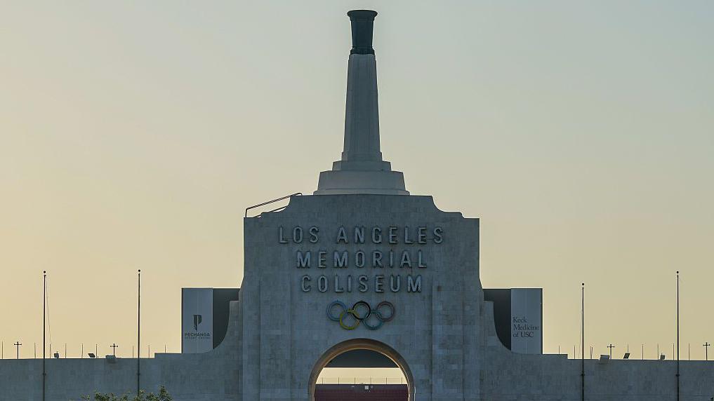 Fachada principal de Coliseo Memorial de Los Ángeles, en que se distinguen su nombre y los aros olímpicos. 