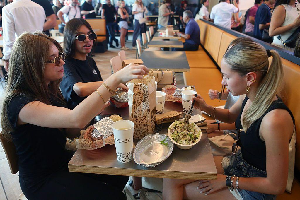 Mujeres comiendo en una mesa