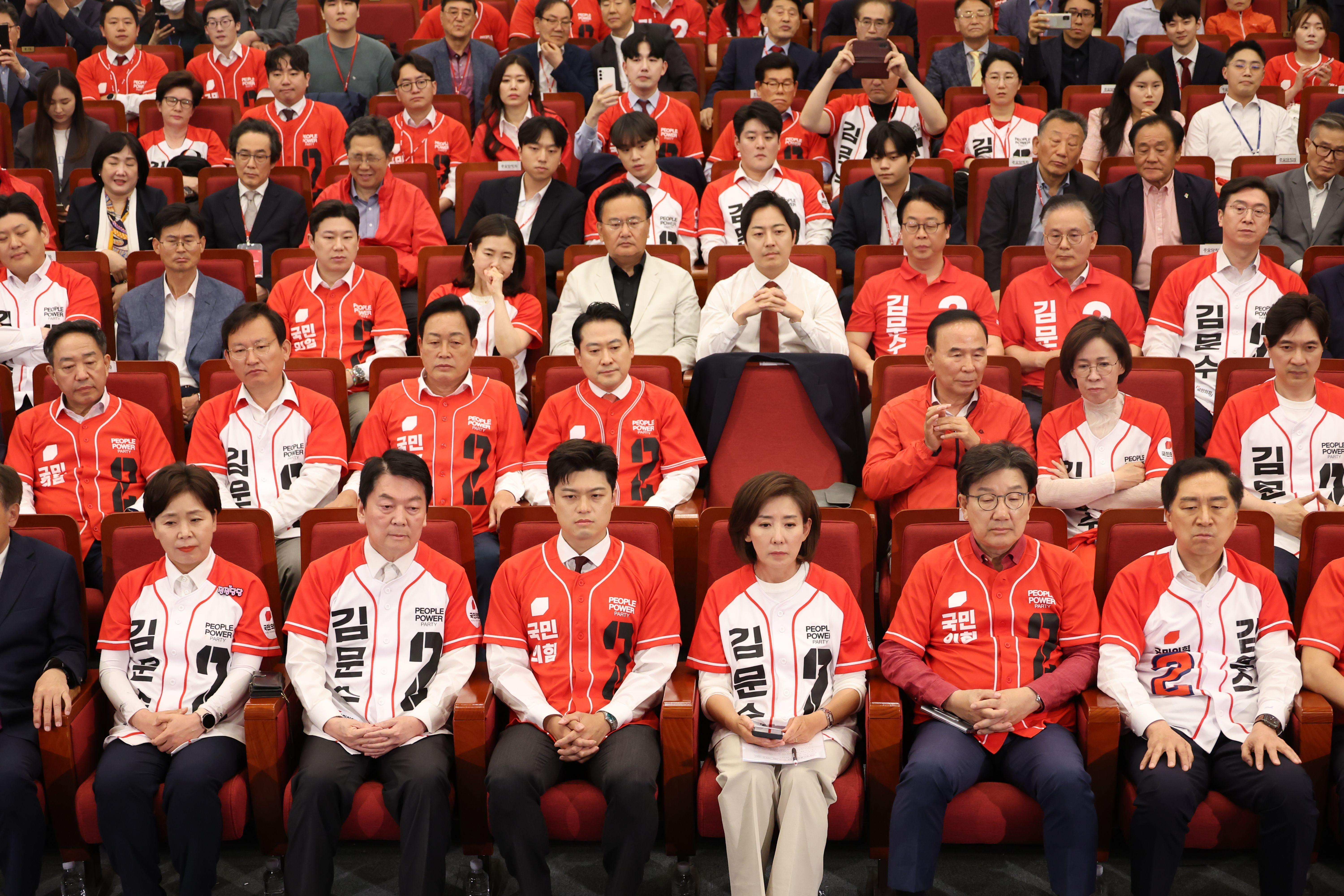 3일 대선 투표 종료 직후 출구조사 결과에 침통한 표정을 짓고 있는 국민의힘 의원들