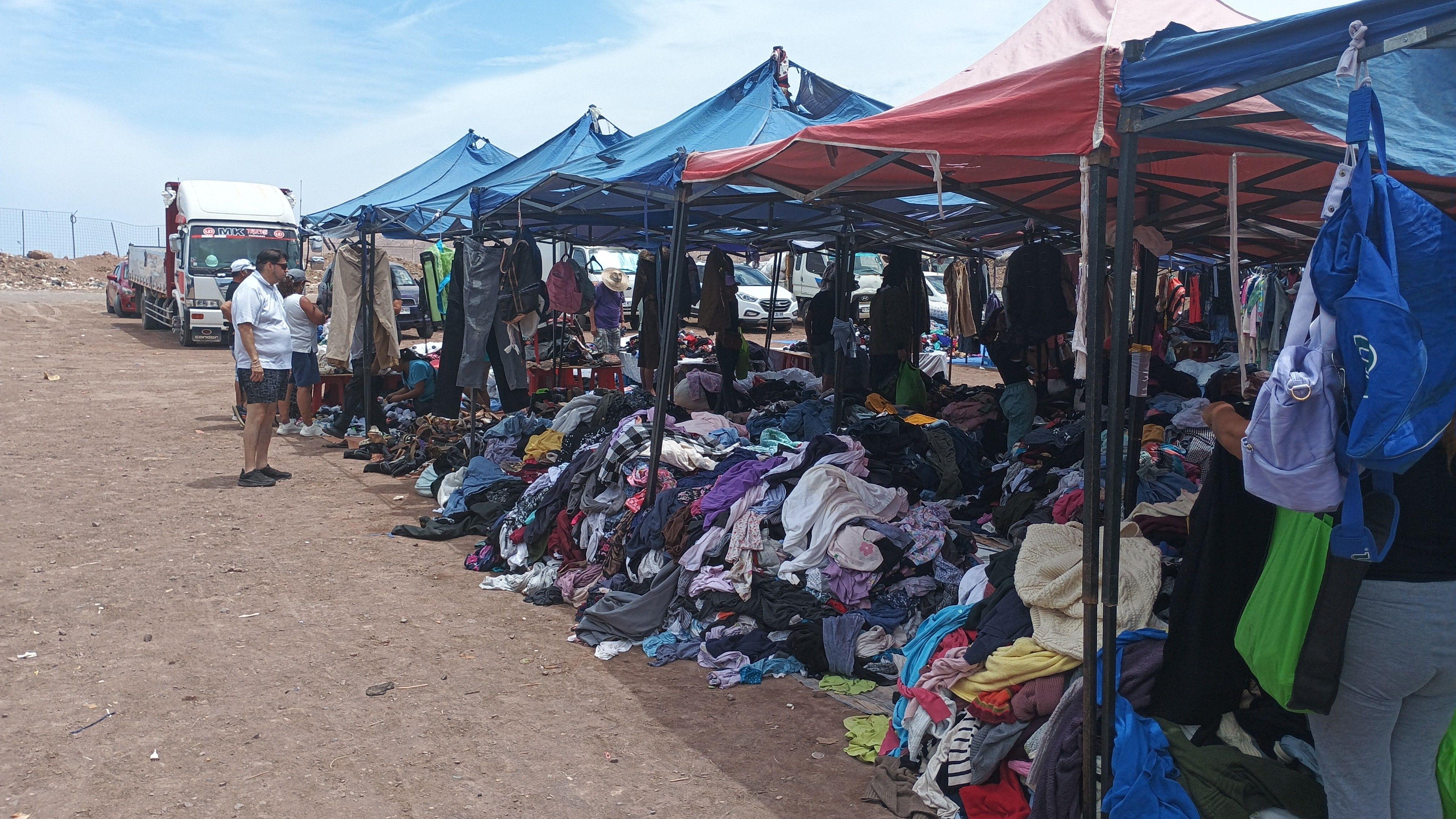 Roupas de segunda m&atilde;o &agrave; venda em barracas, em um mercado a c&eacute;u aberto na cidade chilena de Alto Hospicio