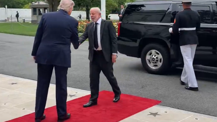 Lula cumprimenta Trump na entrada da Casa Branca em visita oficial em 7 de maio de 2026