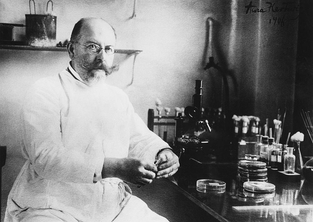 فريدريش لوفلر (1852-1915)، الذي نجح في عزل البكتيريا المسببة للمرض في مختبره بمدينة غريفيسفالد