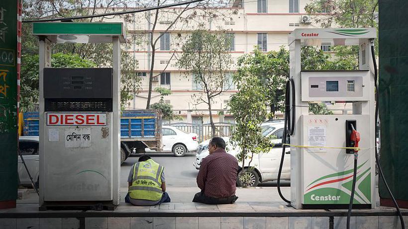 কিছু ফিলিং স্টেশনকে এভাবে মেশিন বন্ধ কিংবা অকটেন নেই- প্ল্যাকার্ড ঝুলিয়ে বিক্রি বন্ধ রাখতে দেখা যাচ্ছে গত কিছুদিন ধরেই