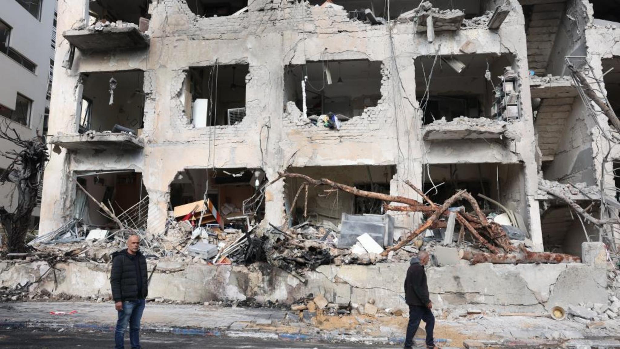 在以色列特拉維夫，伊朗飛彈襲擊亦造成建築物受損。