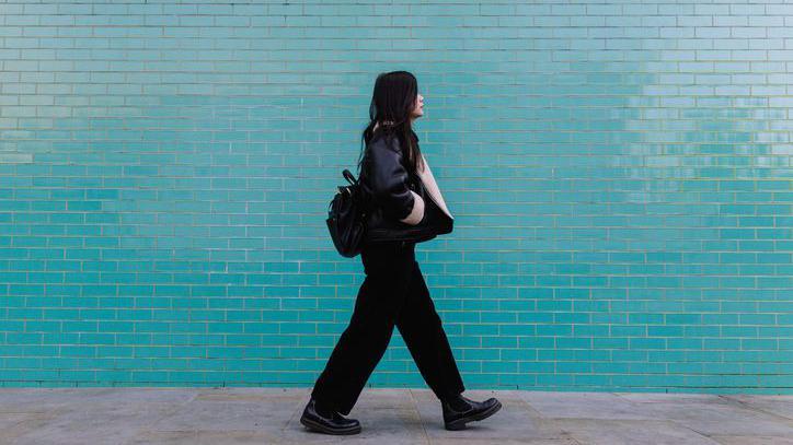 Mulher andando na rua