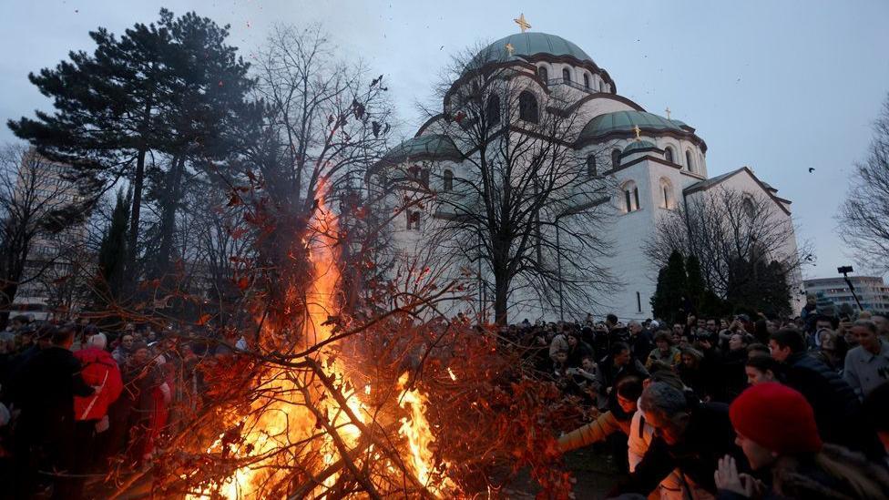 Zašto kitimo jelku i palimo badnjak pred Božić 1 paljenje badnjaka ispred Hrama Svetog Save u Beogradu